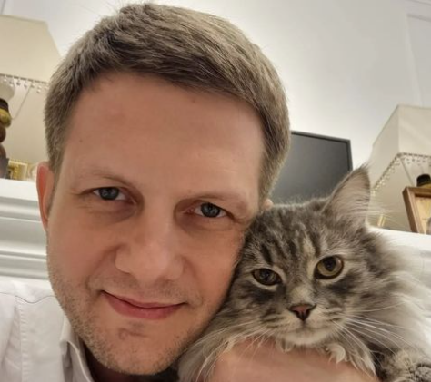 Корчевников расплакался в прямом эфире из-за отъезда звезд из России
