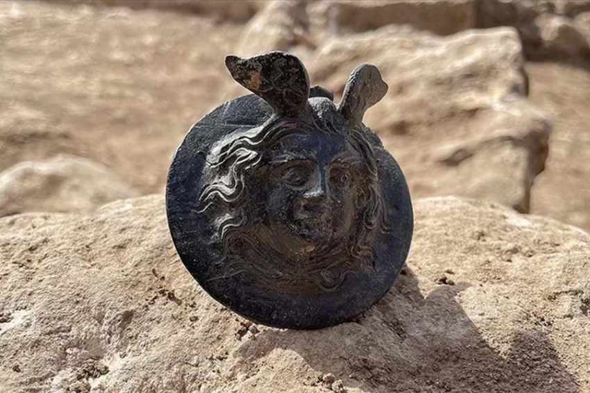 1800-летняя бронзовая военная медаль с головой Медузы найдена на юго-востоке Турции