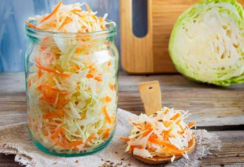 Хрустящая закуска: чем отличаются между собой квашеная и соленая капуста