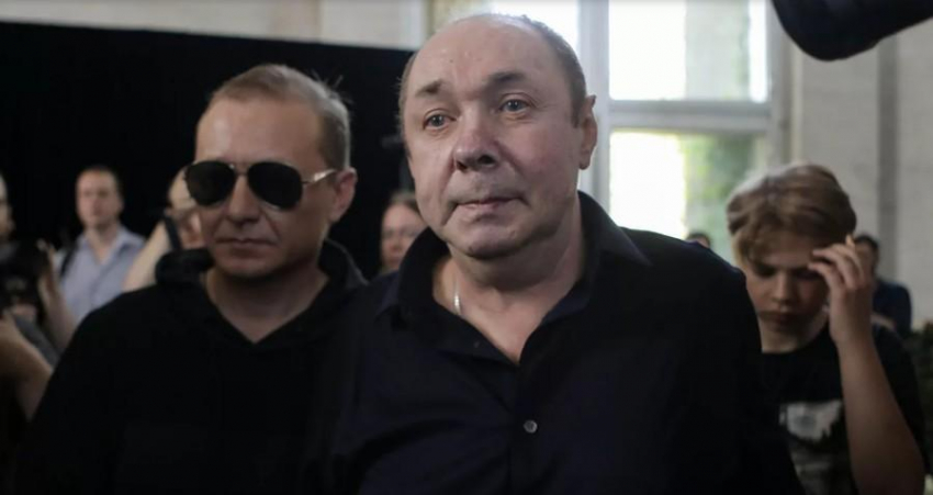 Белые розы и голос Шатунова: Как проходит церемония прощания с Сергеем Кузнецовым
