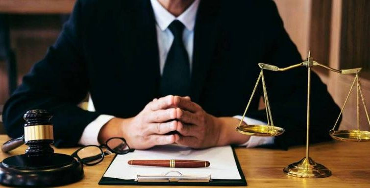 Поздравить юристов с профессиональным праздником 3 декабря 2022 года можно стихами и открытками