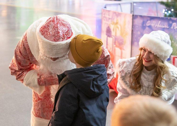 Дед Мороз из Великого Устюга загадает на новый год мира на Земле