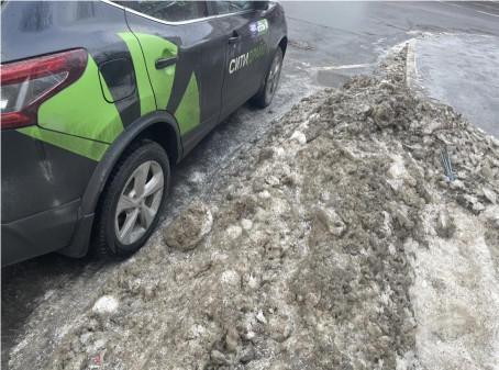 Петербуржцы продолжают критиковать Смольный за заваленные снегом платные парковки