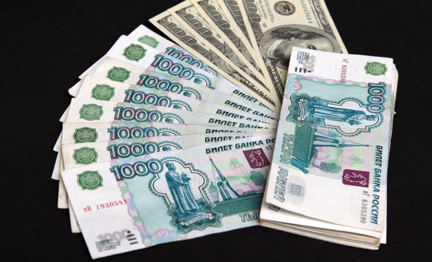 Эксперты объяснили стремительное падение рубля накопленным к концу года негативом