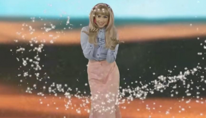 Алина Загитова в образе блондинки снялась в шуточном клипе о ЧМ-2022