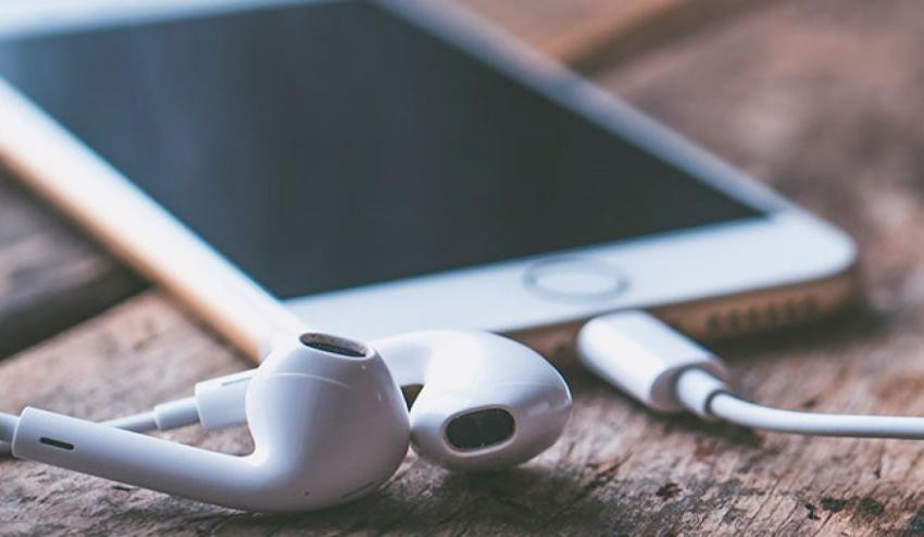 Apple планирует выпустить бюджетный вариант беспроводных наушников
