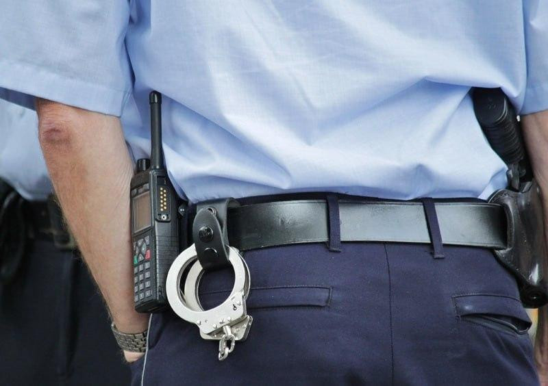 В Казахстане на 39-летнего мужчину скинули диван с шестого этажа