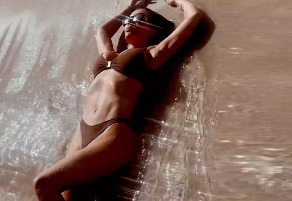 40-летняя Анна Седокова показала стройную фигуру в бикини на пляже