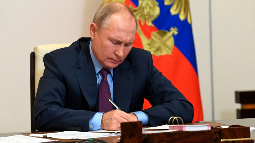 Путин указал на необходимость обеспечить защиту прав жителей новых регионов России