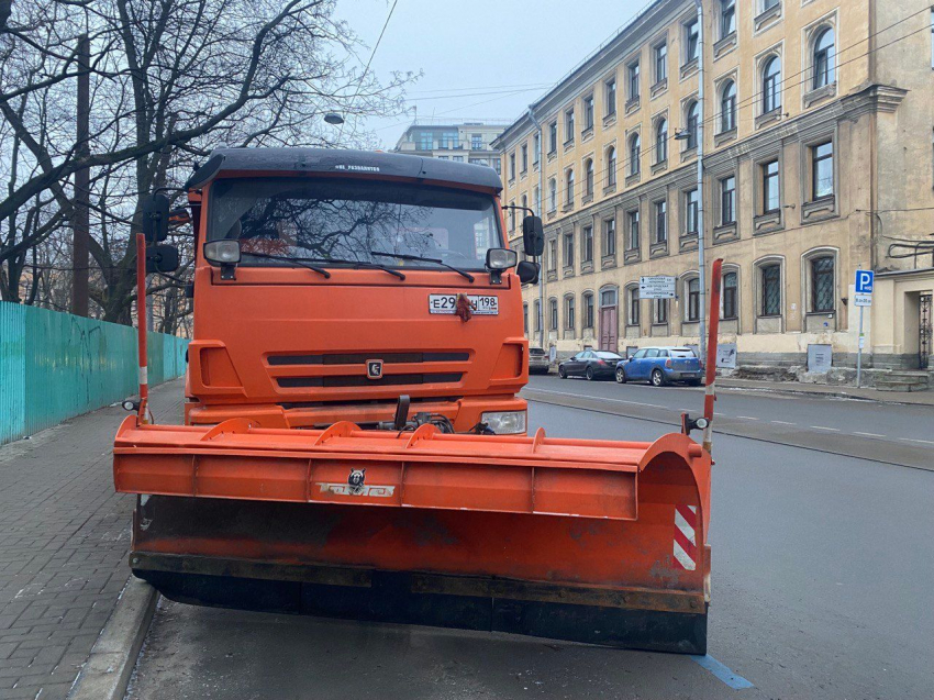 Перчатки и тряпки: как коммунальщики в Петербурге хитрят, чтобы сэкономить на парковке