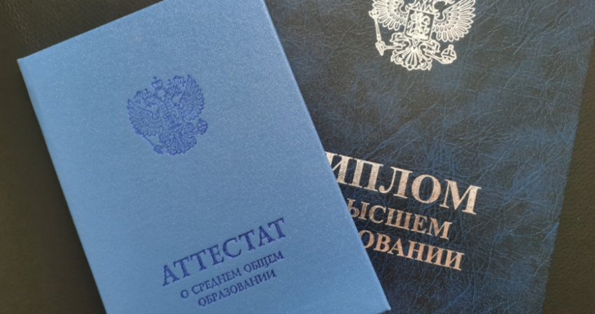 Российским школьникам разрешат получать аттестаты без экзаменов за границей
