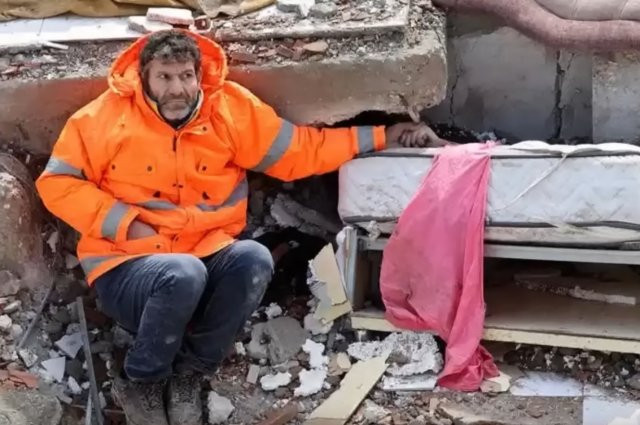 Фото турецкого мужчины, держащего руку мертвой дочери, появилось в мировых СМИ