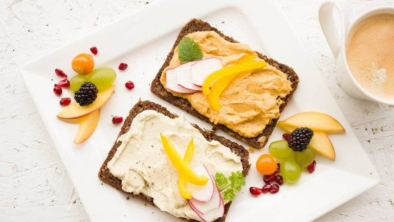 Вкусно и стройно: какой завтрак поможет похудеть к весне 2023