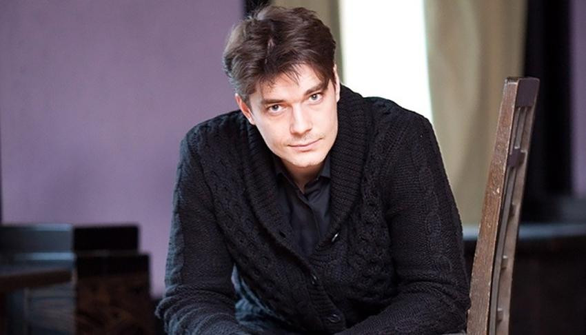 Максим Матвеев порадовал фанатов своим внешним видом на премьере сериала «Король и Шут»