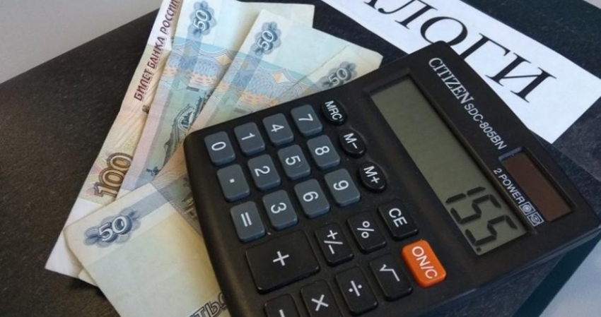 В России обсуждают введение налога для уехавших из страны: что об этом известно