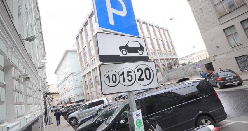 В Москве с 23 по 25 февраля 2023 года изменятся правила парковки: что нужно знать жителям столицы
