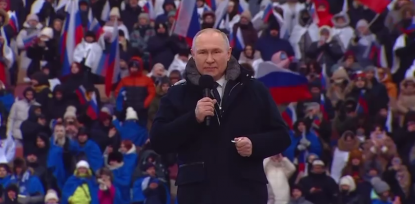 Владимир Путин появился на сцене митинг-концерта в «Лужниках»