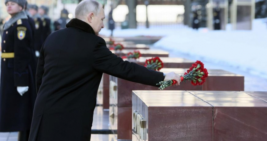 В соцсетях разглядели особый знак в возложении цветов Владимиром Путиным