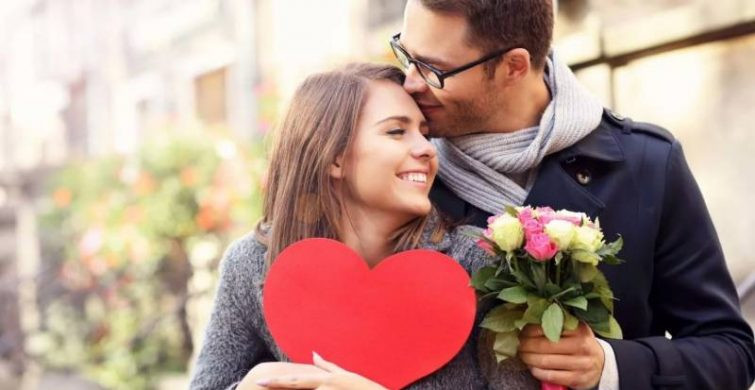 Беспроигрышные комплименты женщинам на 8 марта 2023 году своими словами и в стихах