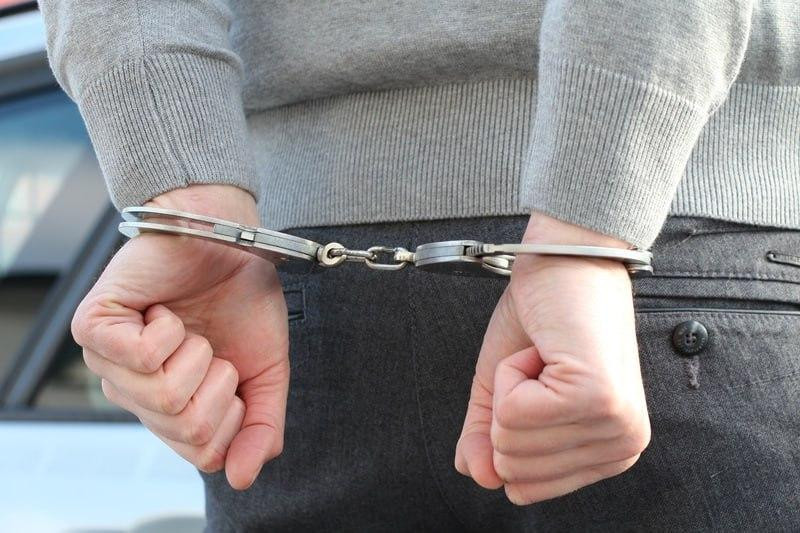В Краснодаре 21-летний отчим избивал 5-летнюю падчерицу подручными предметами