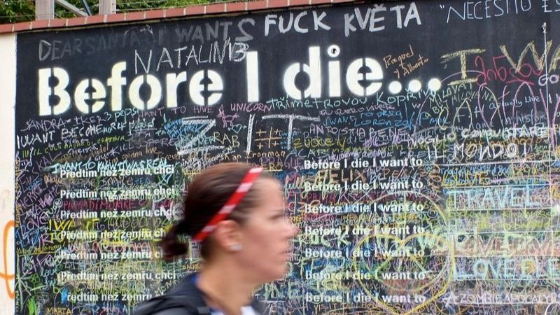 Сотни протестующих в Праге устроили стычки с полицией из-за украинского флага