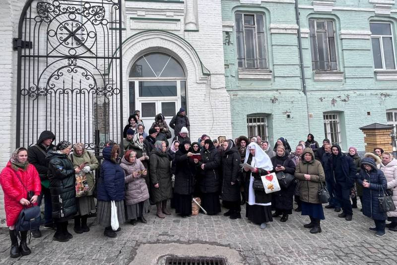 В Киево-Печерскую лавру с утра вновь прибыла комиссия Минкульта Украины для опечатывания помещений