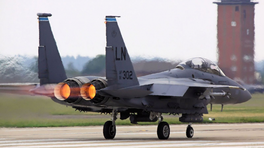 Истребитель F-15 выкатился за пределы взлетно-посадочной полосы на военной базе в Японии