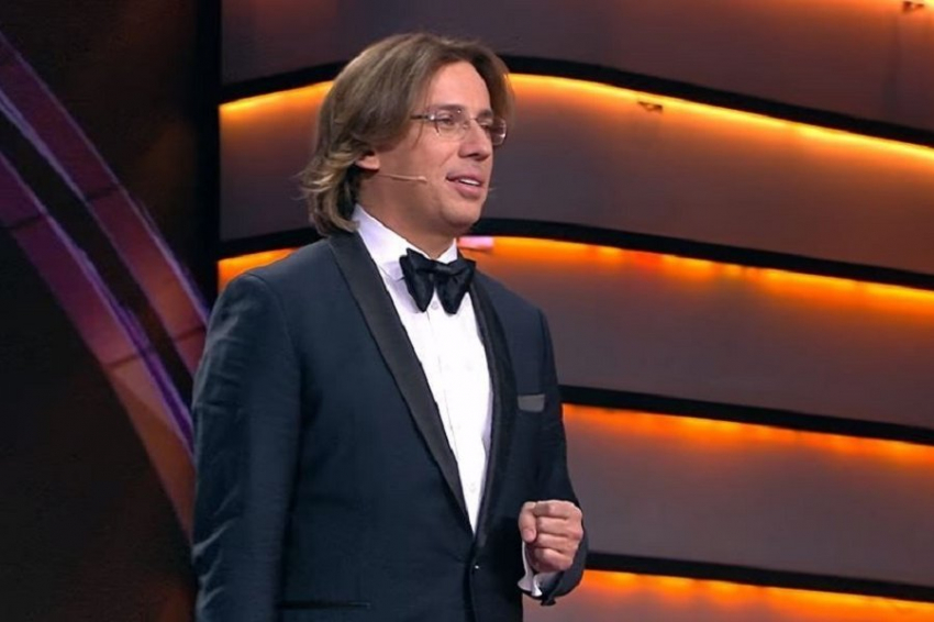 Максим Галкин высмеял песню певца SHAMAN «Встанем» во время очередного концерта за границей