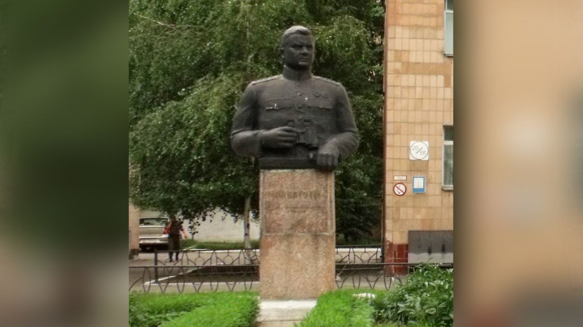 Советские памятники в Полтаве пострадали от рук украинских вандалов