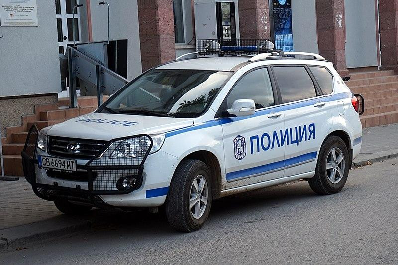 В Петербурге машина с детьми провалилась в яму с кипятком