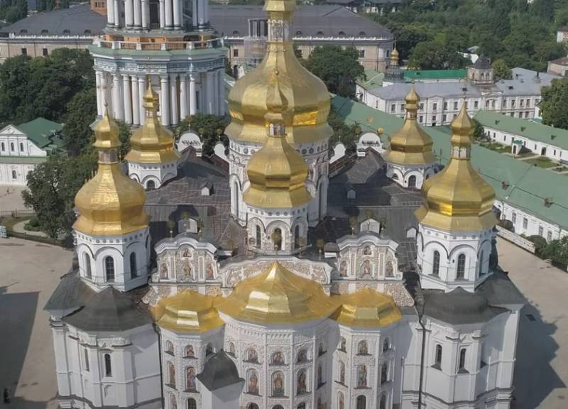 Украинские радикалы «сошлись» в перепалке с 11-летней православной девочкой у стен Киево-Печерской лавры