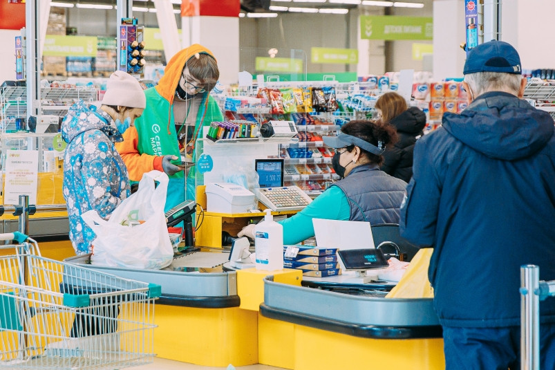 В России планируют сделать продажу некоторых товаров только по безналичной оплате