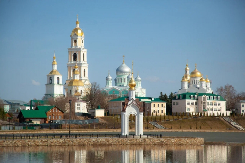 Святую воду и благословение на выпечку куличей привезли из Дивеево сотрудницы “Владхлеб”