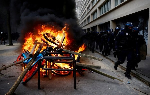 Массовые протесты во Франции: последние новости о свежих событиях на 7 апреля 2023 года
