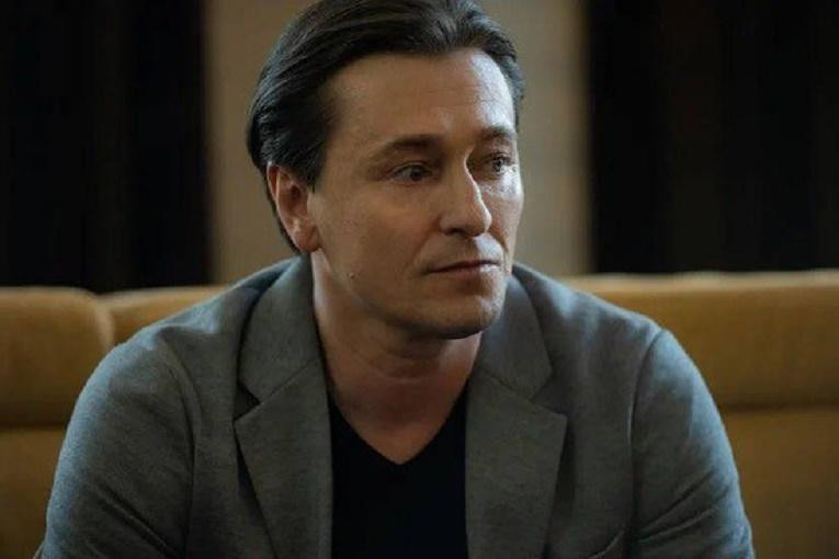 Сергей Безруков прогулялся по Москве в образе Саши Белого