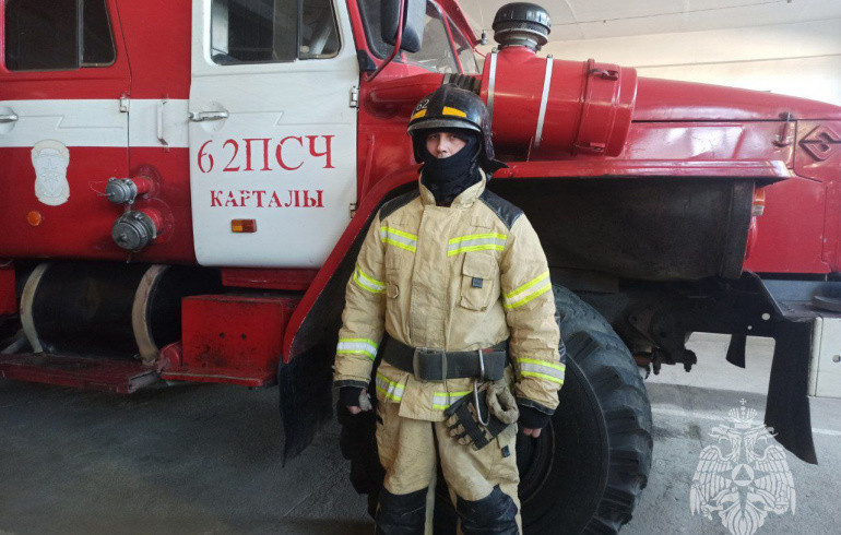В Челябинской области пожарный в свой выходной спас мужчину из полыхающего дома