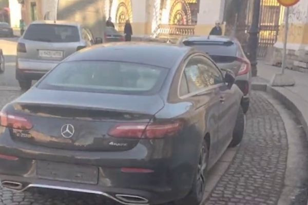 Жители Петербурга не желают платить за парковку в центре города и массово снимают номера с машин