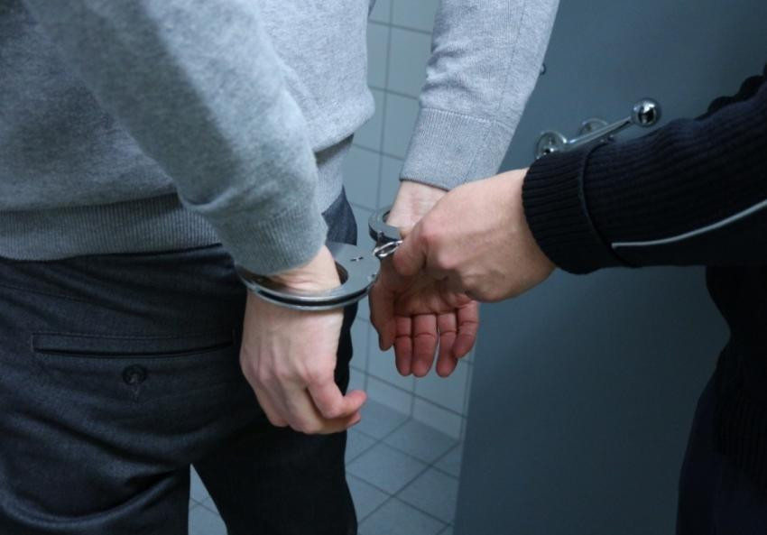 В Петербурге пассажир надругался над школьницей прямо в вагоне метро