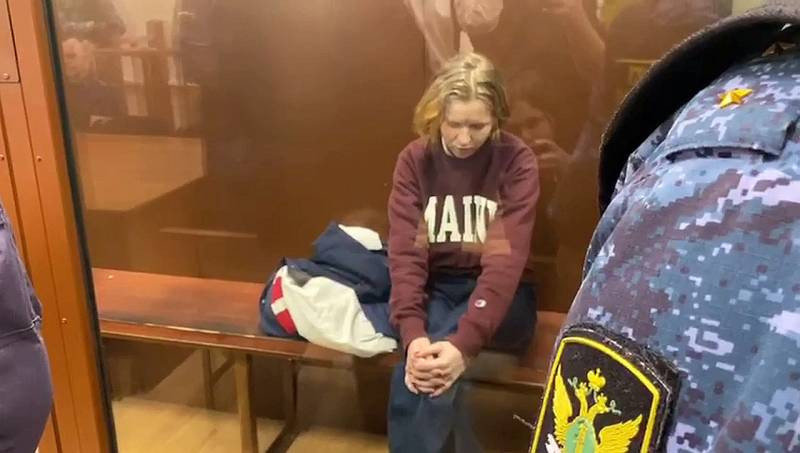 В сети опубликовали фото статуэтки, которую Трепова подарила Владлену Татарскому