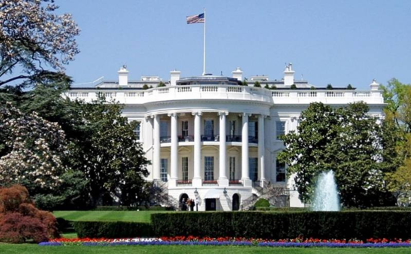 Бывший помощник президента США призвал усмирить Киев, чтобы избежать глобального конфликта