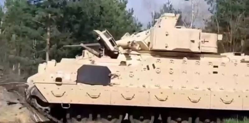 Первые поставленные на Украину БМП M2A2 Bradley пока не стали перекрашивать, оставив пустынный камуфляж