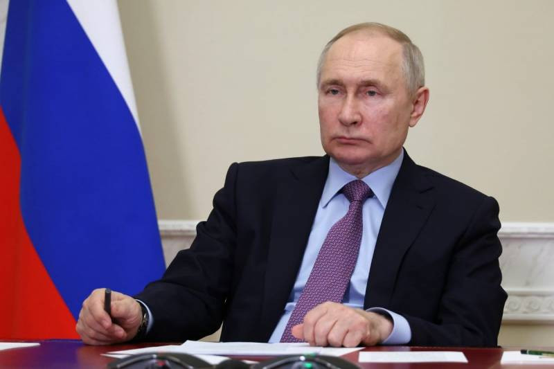 Президент побывал в штабе российской группировки на Херсонском направлении, после чего отправился в штаб Росгвардии в ЛНР