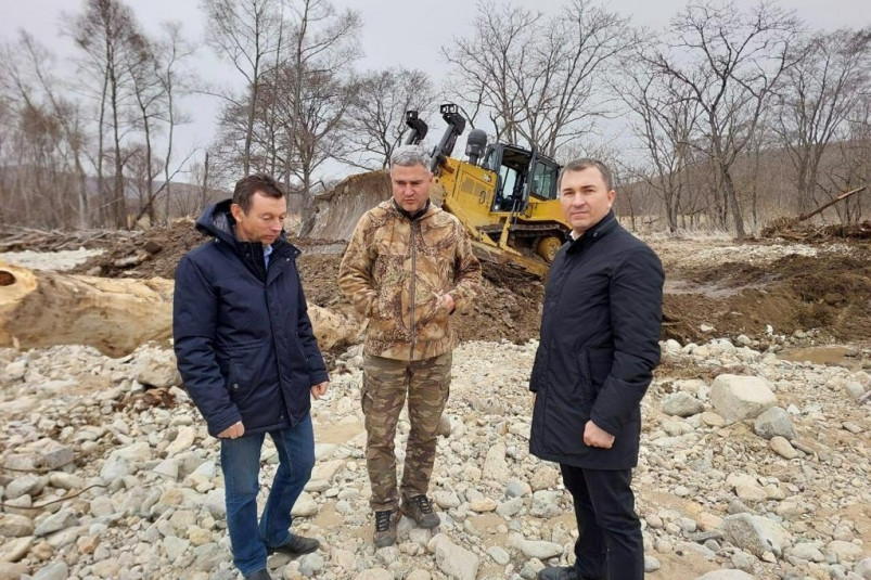Партийный десант “Единой России” побывал на социально важных объектах Лазовского округа