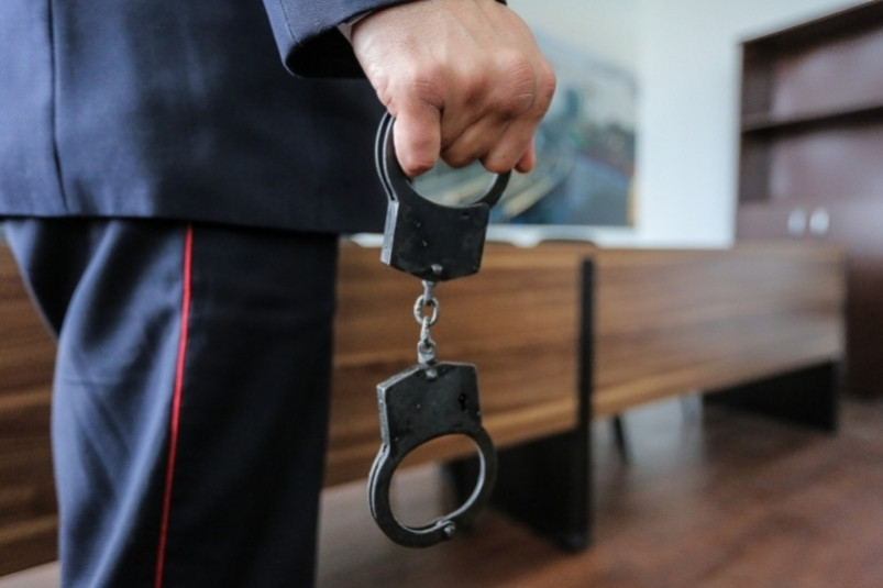 Молодых закладчиков с сотнями свёртков задержали в Приморье