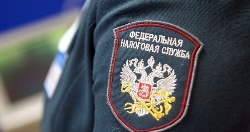 С каких переводов на банковскую карту россиянам нужно платить налоги в 2023 году