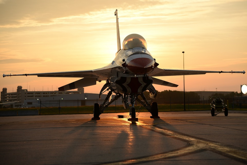 В Японии два истребителя F-16 ВВС США совершили экстренную посадку