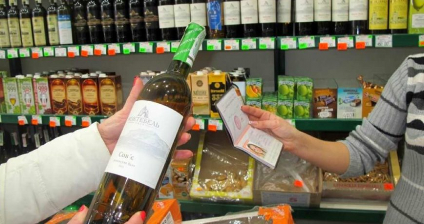 В России алкоголь и сигареты будут продавать только по банковским картам: кто инициатор