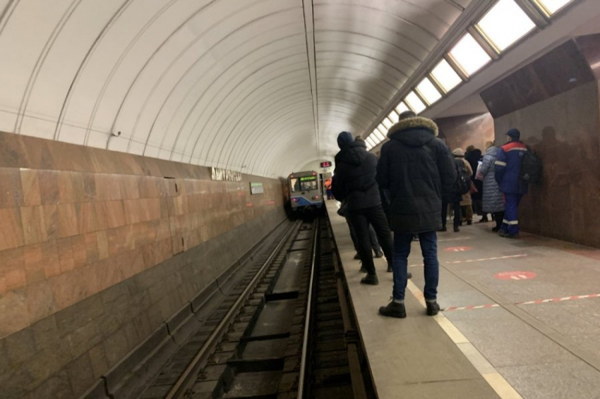 «Ему недавно пришла повестка». Подробности о парне, который упал на рельсы 10 апреля в метро Екатеринбурга