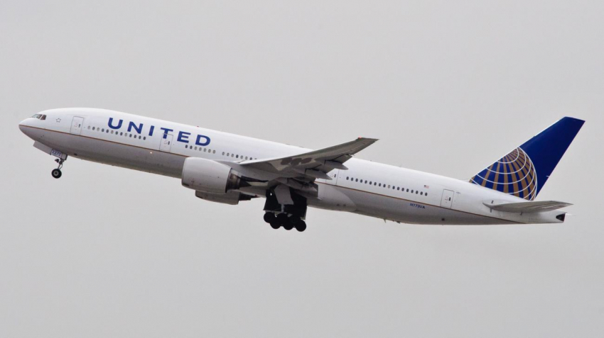 Стюардессы United Airlines не помогли ребенку с опасной аллергией