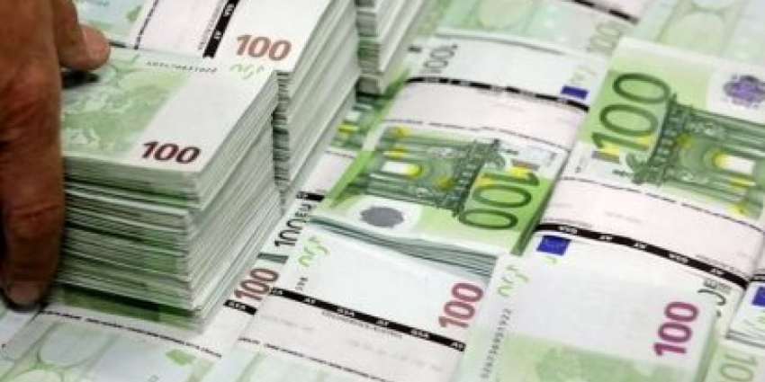 Названа причина ввоза в Россию десятков тонн наличных долларов и евро